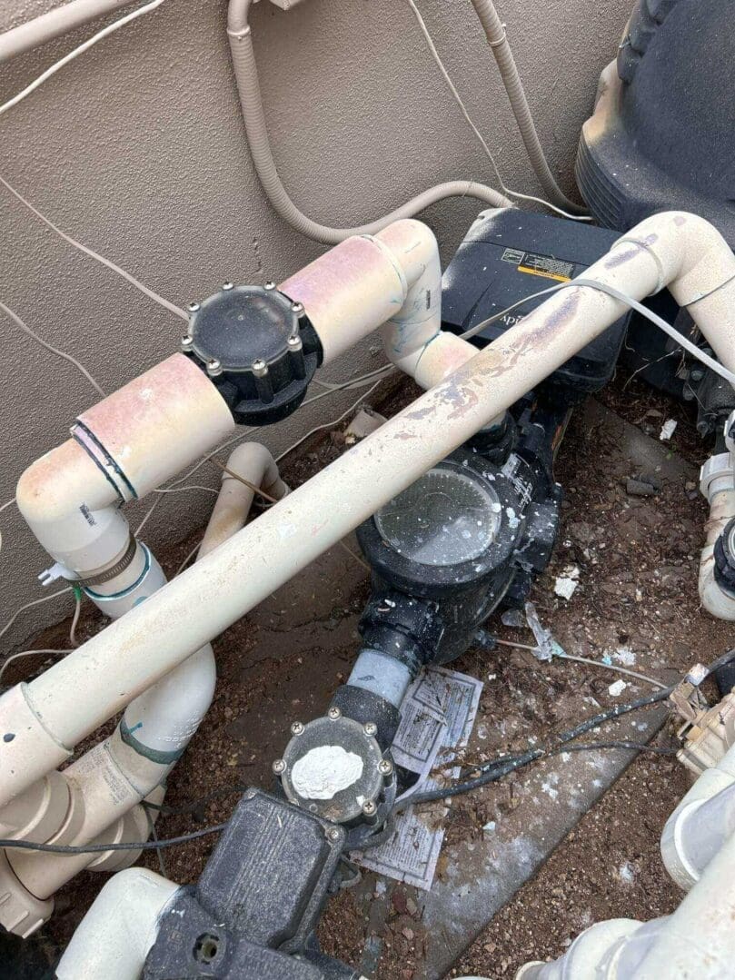 A bunch of pipes that are on the ground