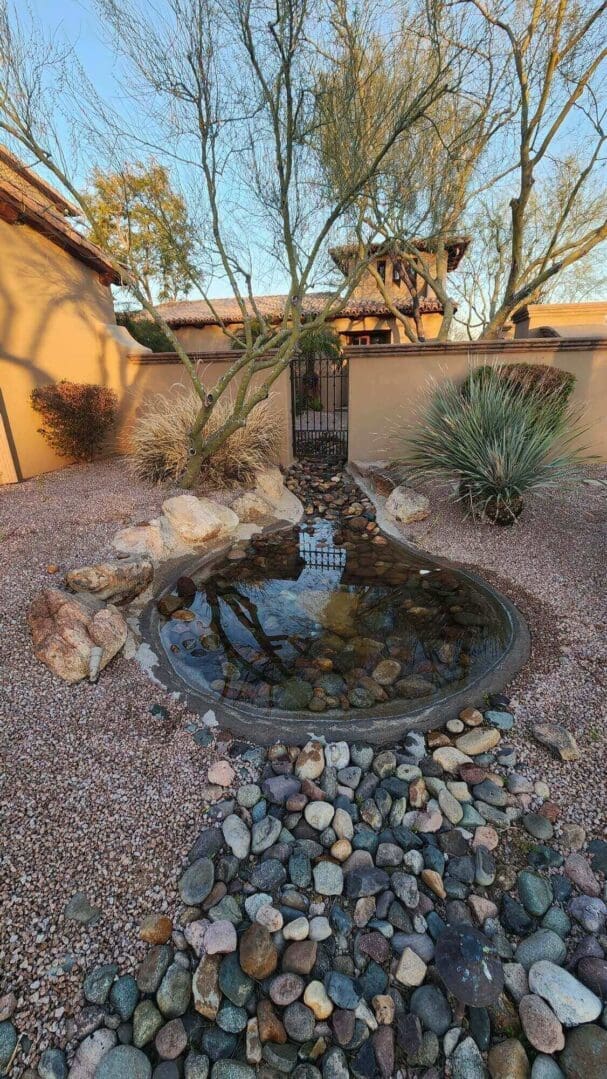 A fountain in the middle of a garden.